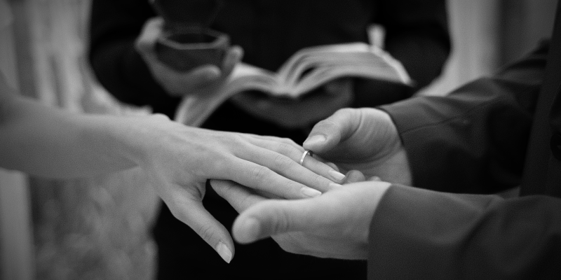 sided-view-couple-getting-married